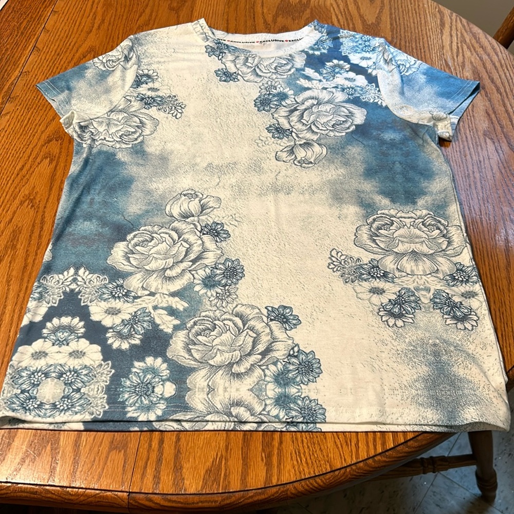 Tee shirt. Size L. White with blue floral print.